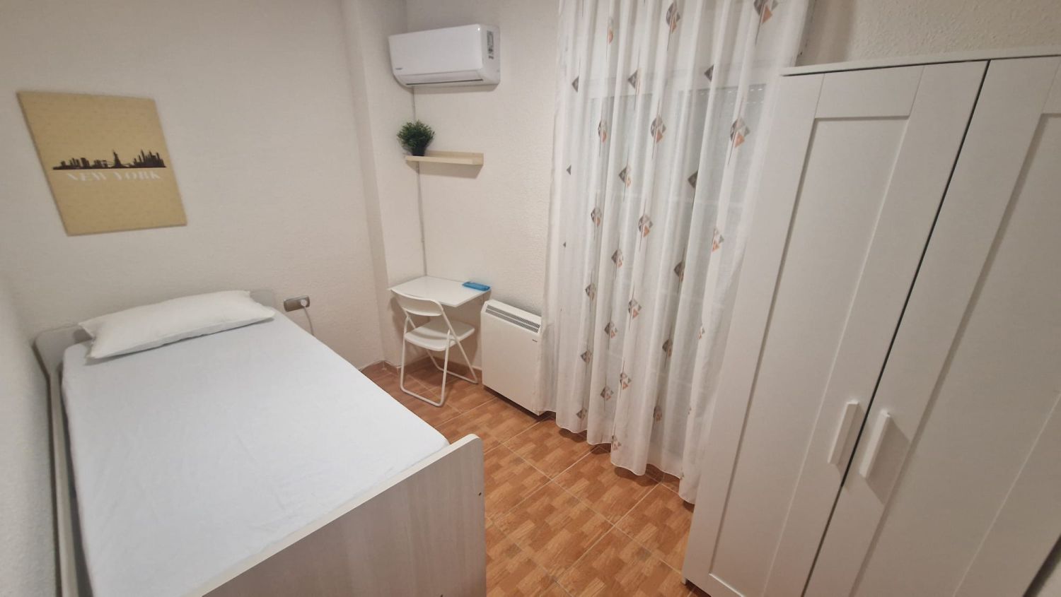Bedroom of Flat to rent in  Jaén Capital  with Air Conditioner, Heating and Balcony