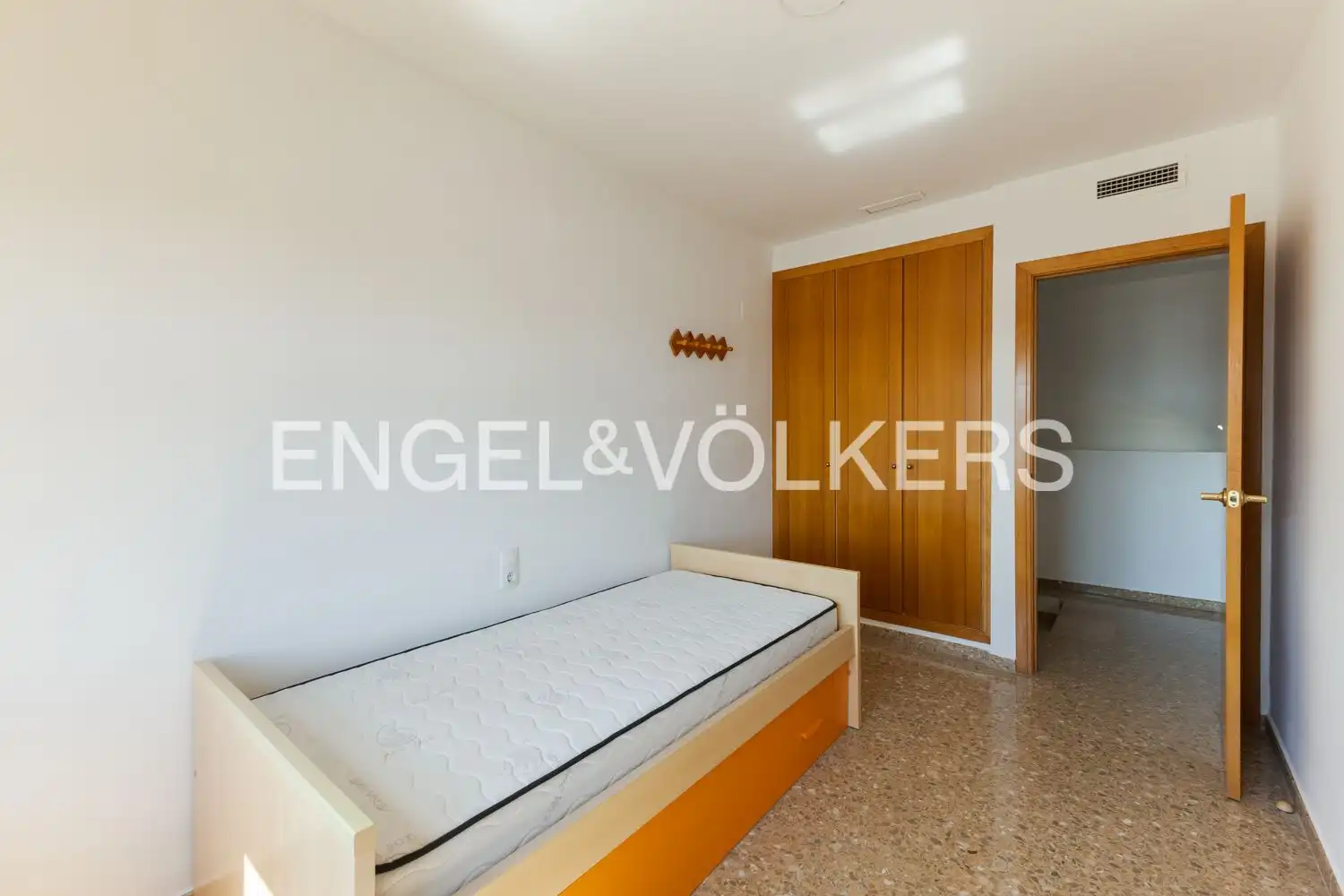 Schlafzimmer von Dachboden zur Miete in Valencia mit Klimaanlage, Heizung und Terrasse