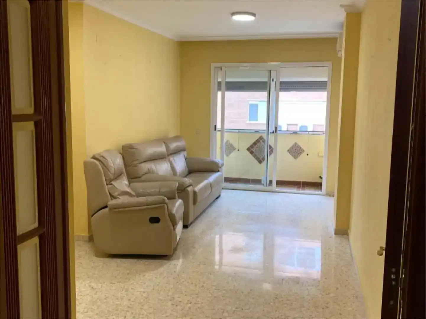 Sala d'estar de Pis en venda en La Rinconada amb Aire condicionat i Balcó