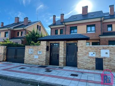 Casa a schiera con piscina in vendita a Villabalter