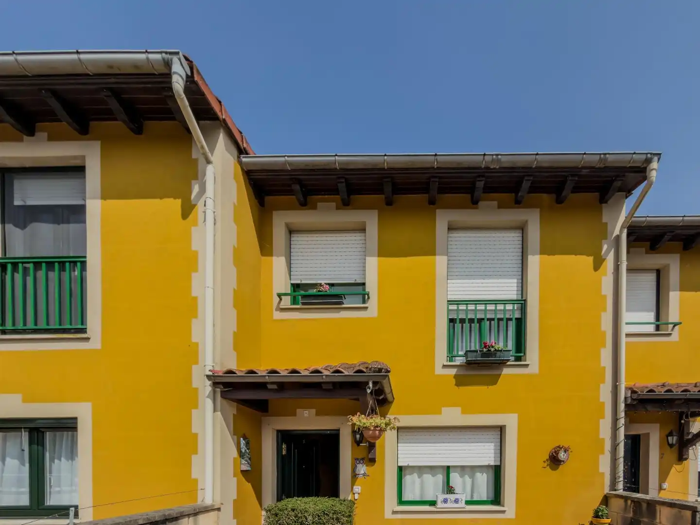 Vista exterior de Casa adosada en venda en Villafufre amb Calefacció i Jardí privat