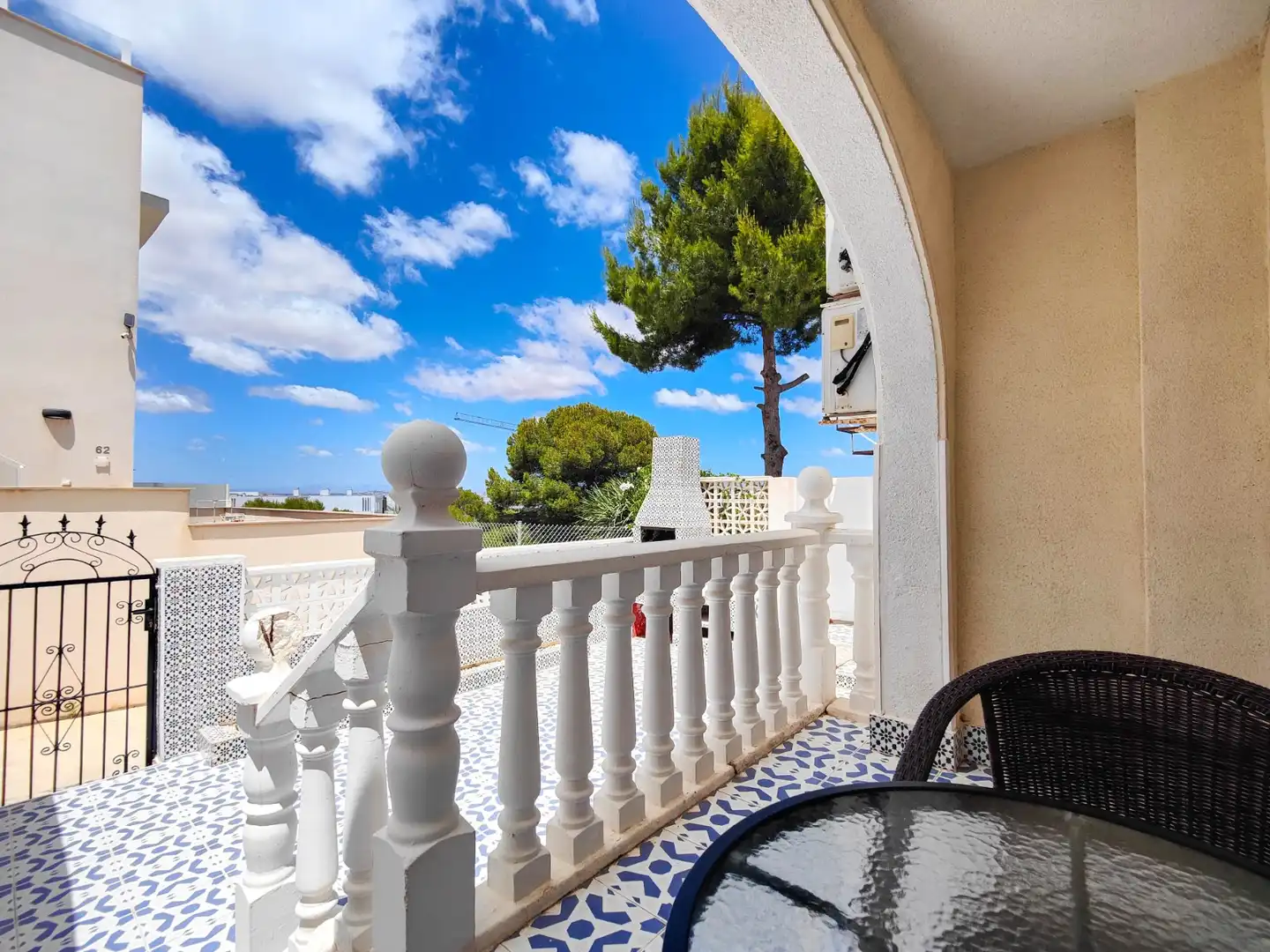 Terrasse von Einfamilien-Reihenhaus zum Verkauf in Torrevieja mit Klimaanlage, Privatgarten und Terrasse