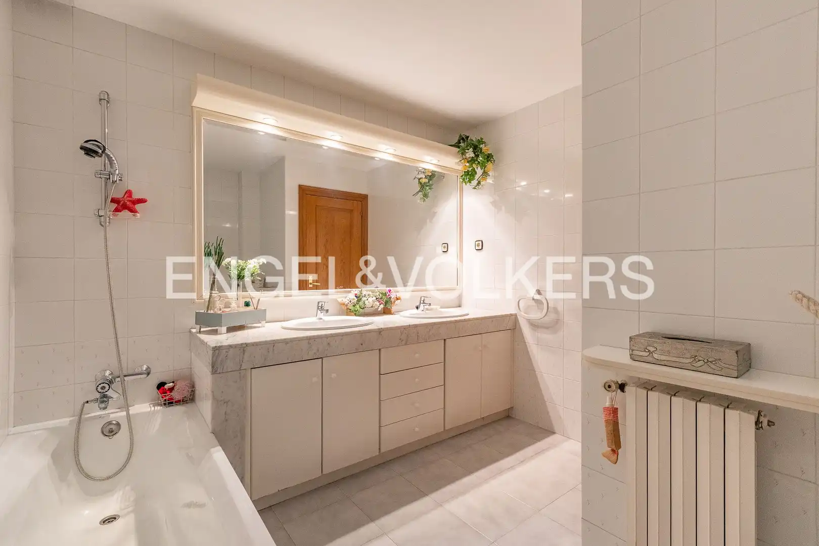 Bathroom of Houses for sale in Terrassa  with Air Conditioner, Heating and Private garden