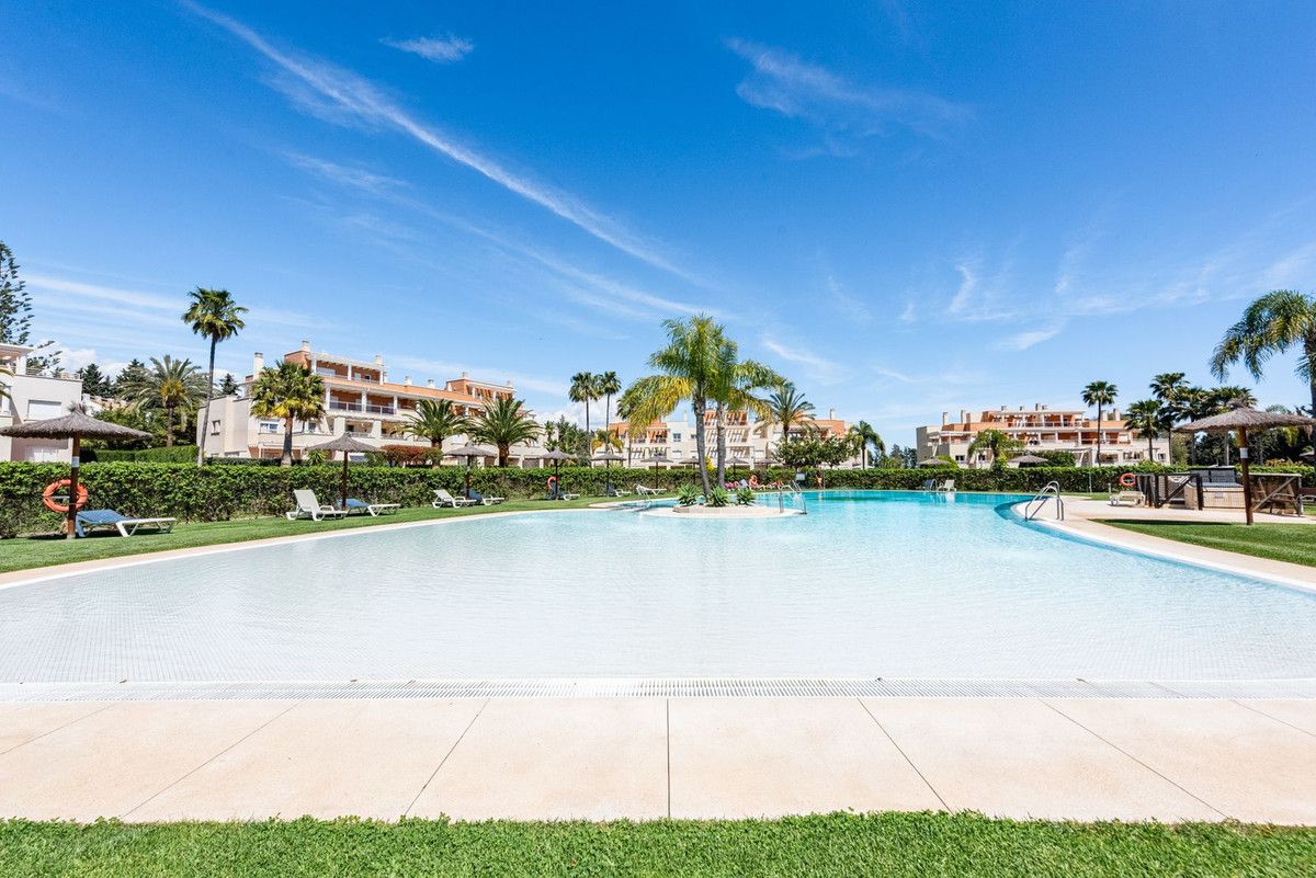 Vista exterior de Dúplex en venda en Estepona amb Terrassa i Piscina comunitària