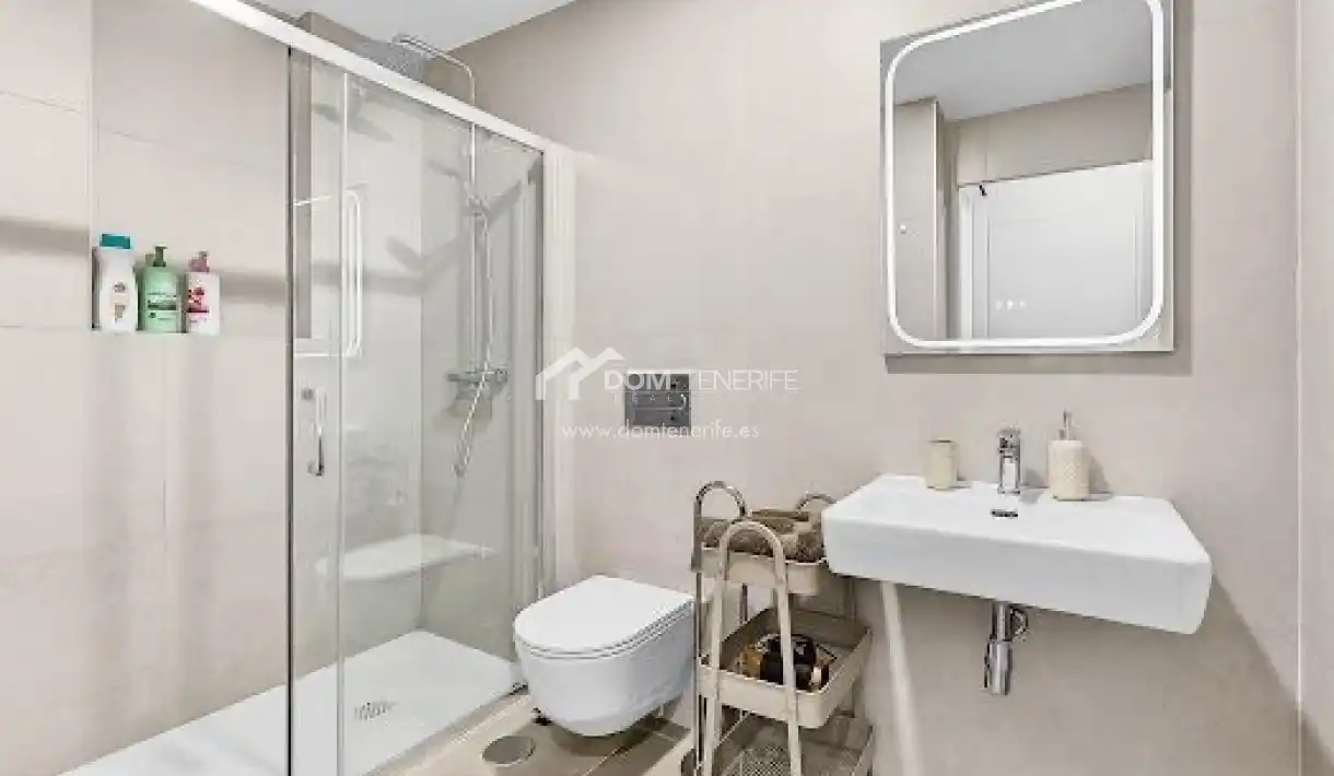 Baño de Piso en venta en Adeje con Aire acondicionado, Terraza y Trastero