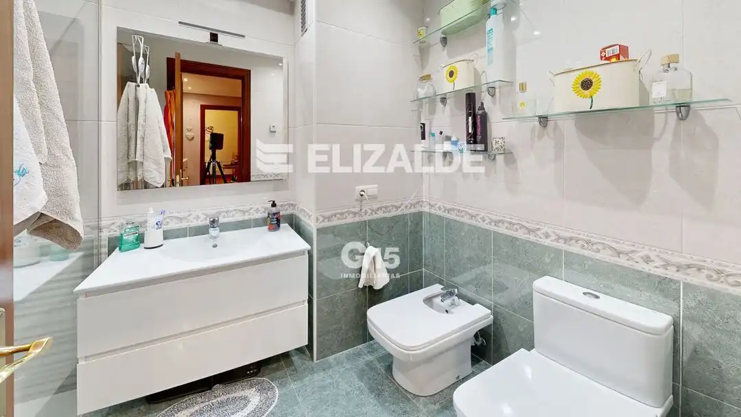 Baño de Piso en venta en Donostia - San Sebastián  con Calefacción, Terraza y Trastero