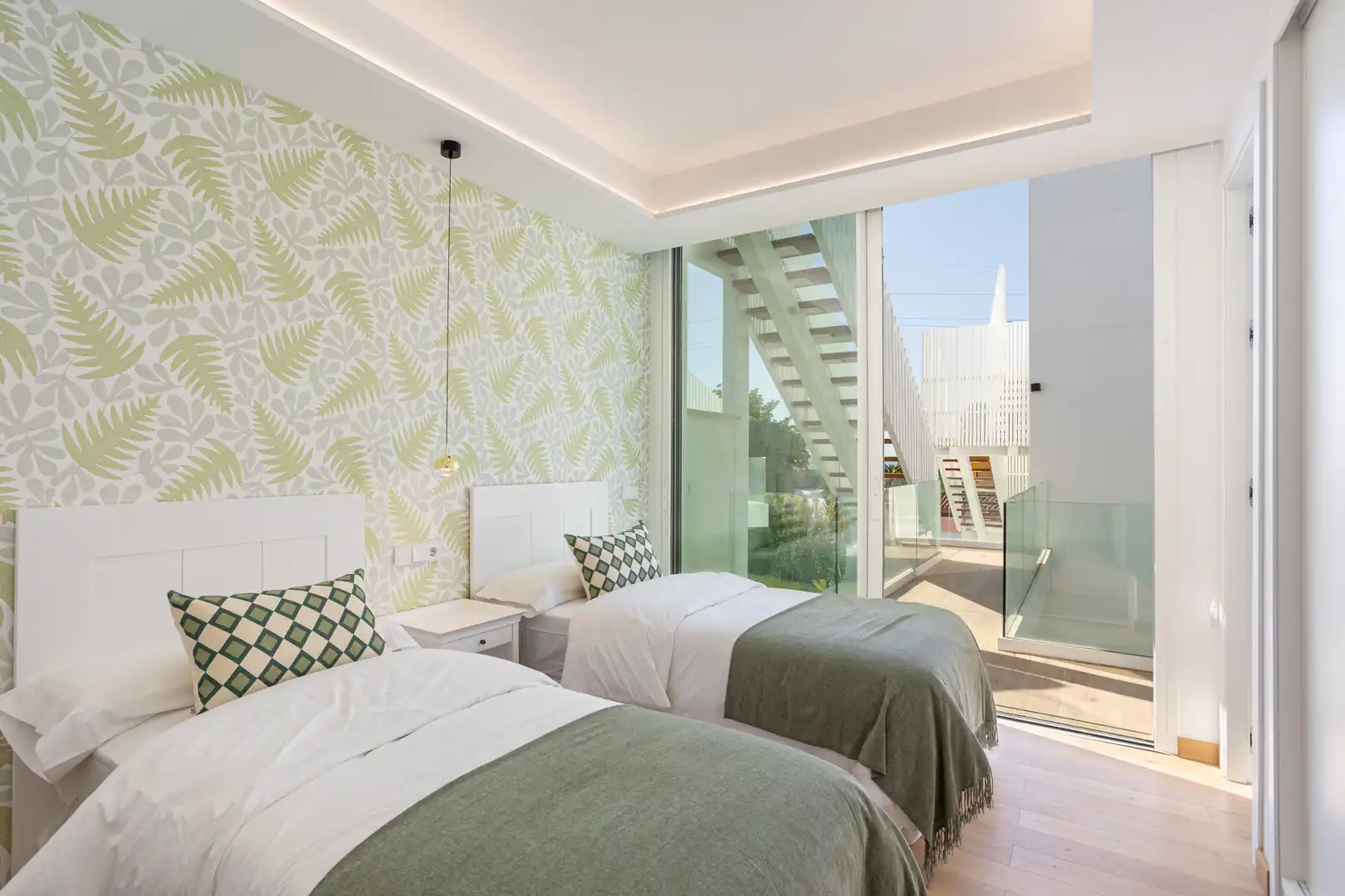 Dormitori de Casa o xalet en venda en Marbella amb Aire condicionat, Jardí privat i Terrassa