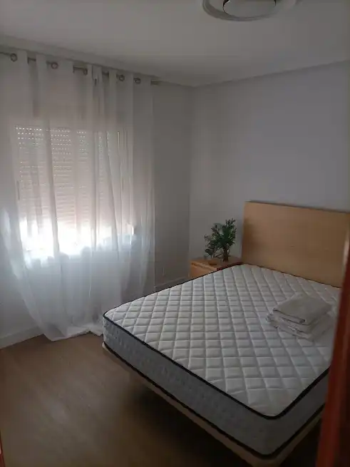 Schlafzimmer von Wohnungen zur Miete in Linares mit Klimaanlage, Heizung und Möbliert