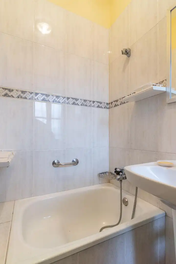 Bany de Pis en venda en Oviedo  amb Terrassa i Balcó
