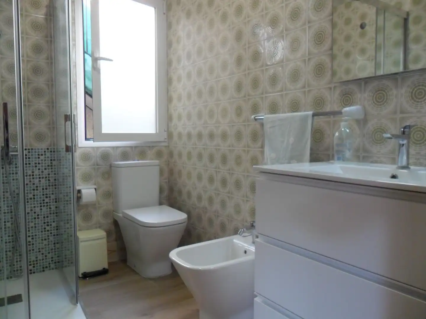 Badezimmer von Dachboden zur Miete in Maracena mit Terrasse, Abstellraum und Möbliert