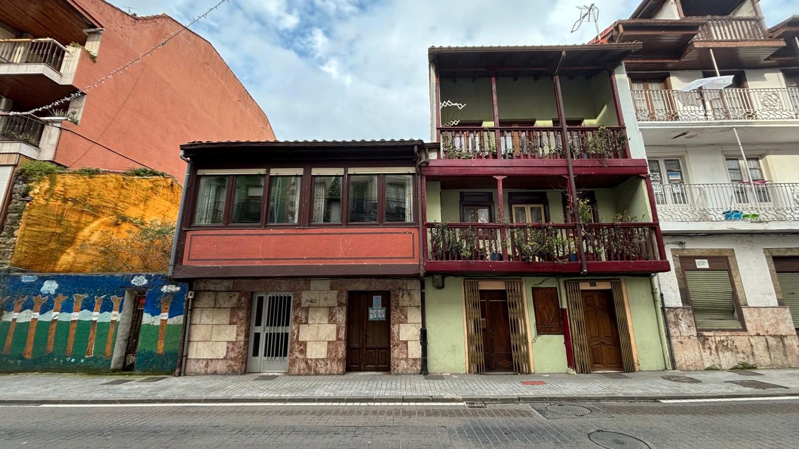 Vista exterior de Casa adosada en venda en Ampuero amb Jardí privat i Moblat