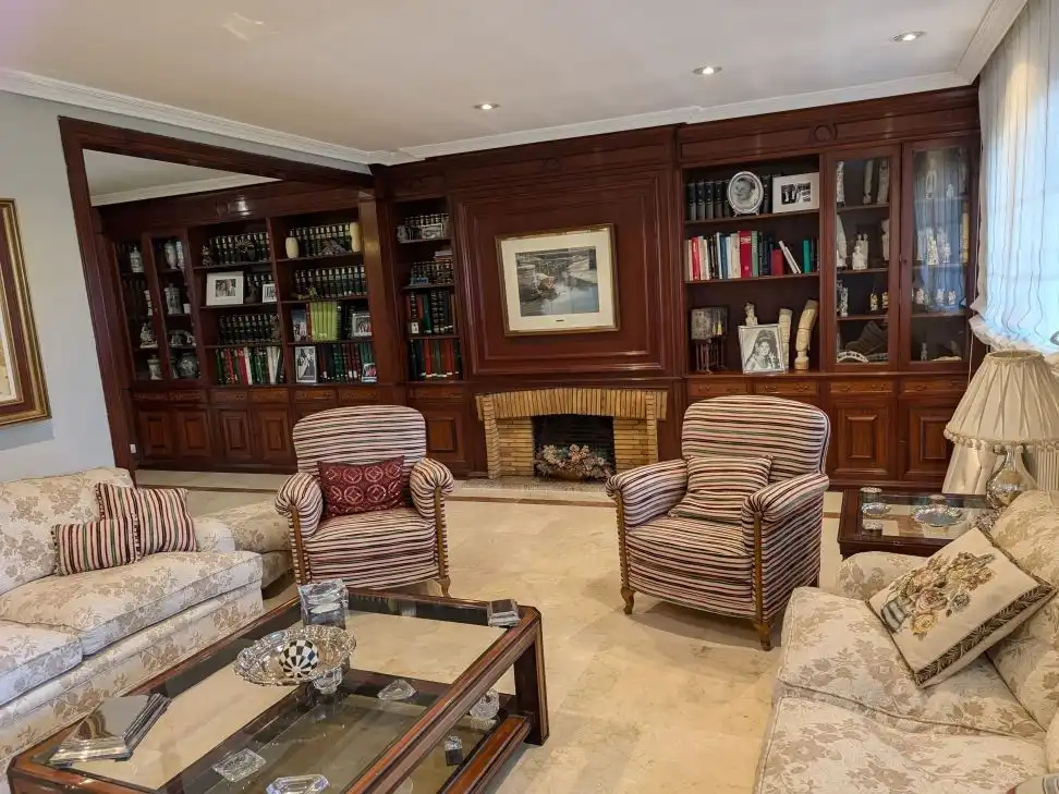 Sala d'estar de Casa o xalet en venda en Pozuelo de Alarcón amb Aire condicionat, Calefacció i Jardí privat