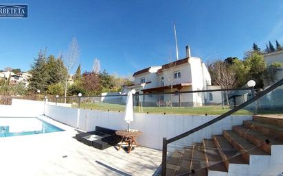 Vista exterior de Casa o xalet en venda en Guadalajara Capital amb Aire condicionat, Calefacció i Jardí privat