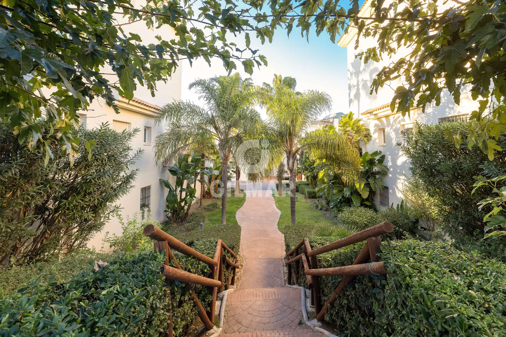 Vista exterior de Dúplex en venda en Estepona amb Traster, Piscina i Balcó