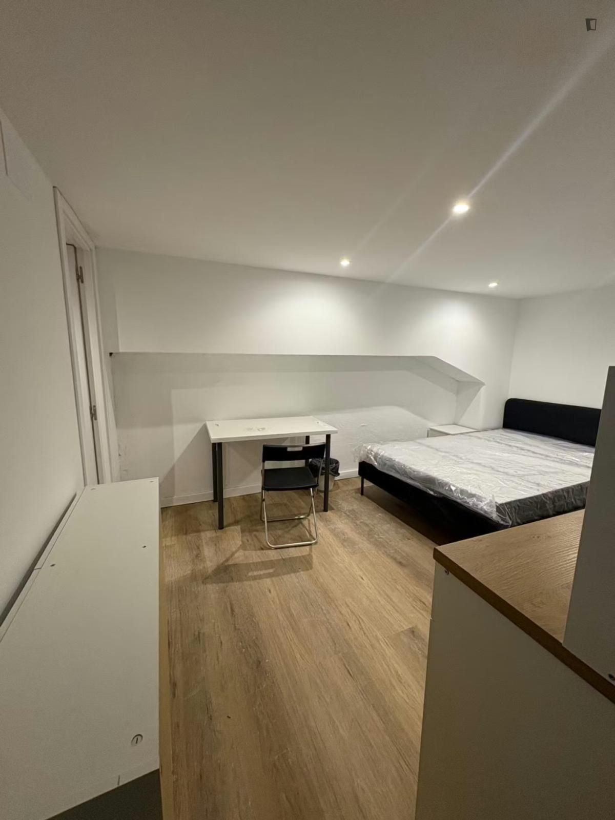 Habitación de Estudio de alquiler en  Barcelona Capital con Amueblado, Lavadora y Internet