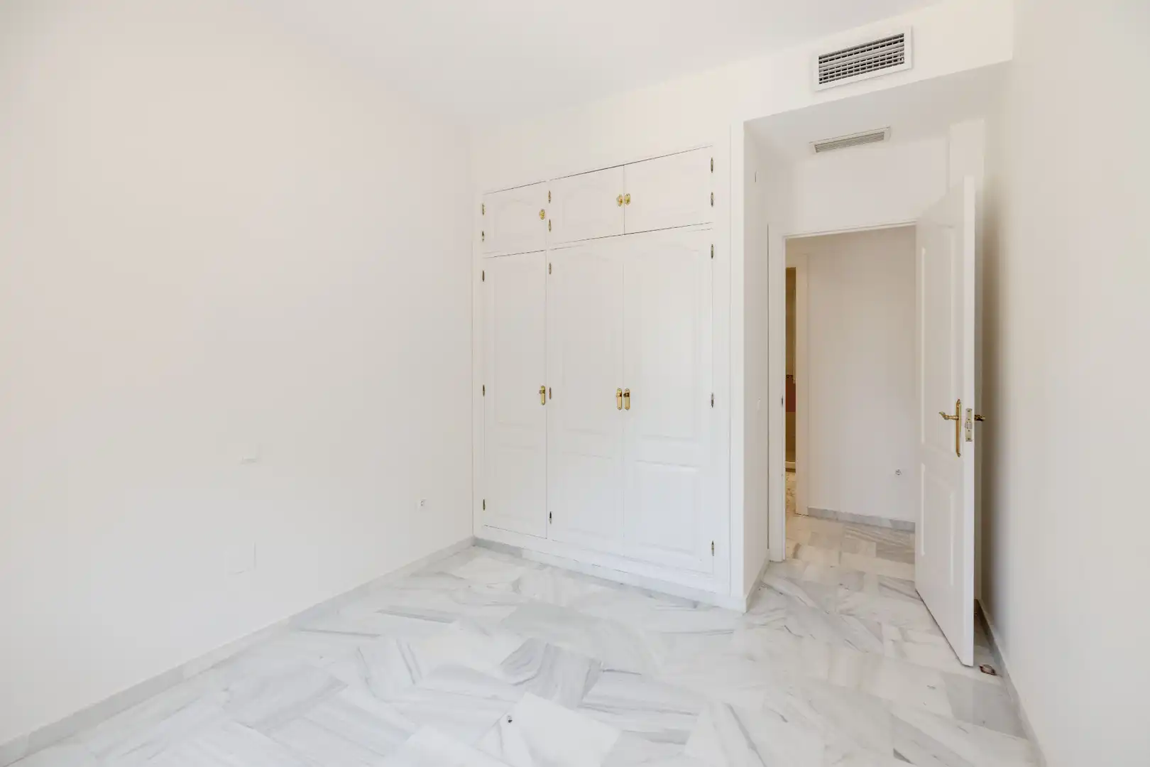 Schlafzimmer von Wohnung zum Verkauf in Marbella mit Klimaanlage, Heizung und Terrasse