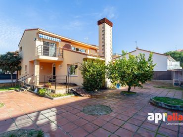 Casa con giardino in vendita a Plaza de la Pau