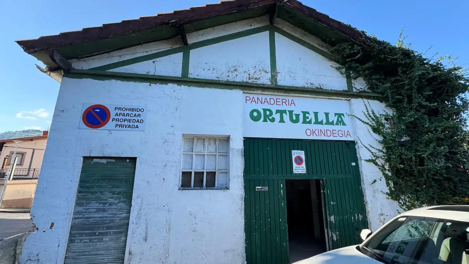 Außenansicht von Fabrikhallen zum Verkauf in Ortuella