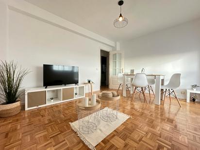Sala d'estar de Pis de lloguer en  Madrid Capital amb Aire condicionat, Calefacció i Moblat