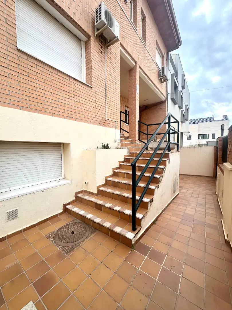 Vista exterior de Casa adosada en venta en Madrid con Aire acondicionado, Calefacción y Jardín privado
