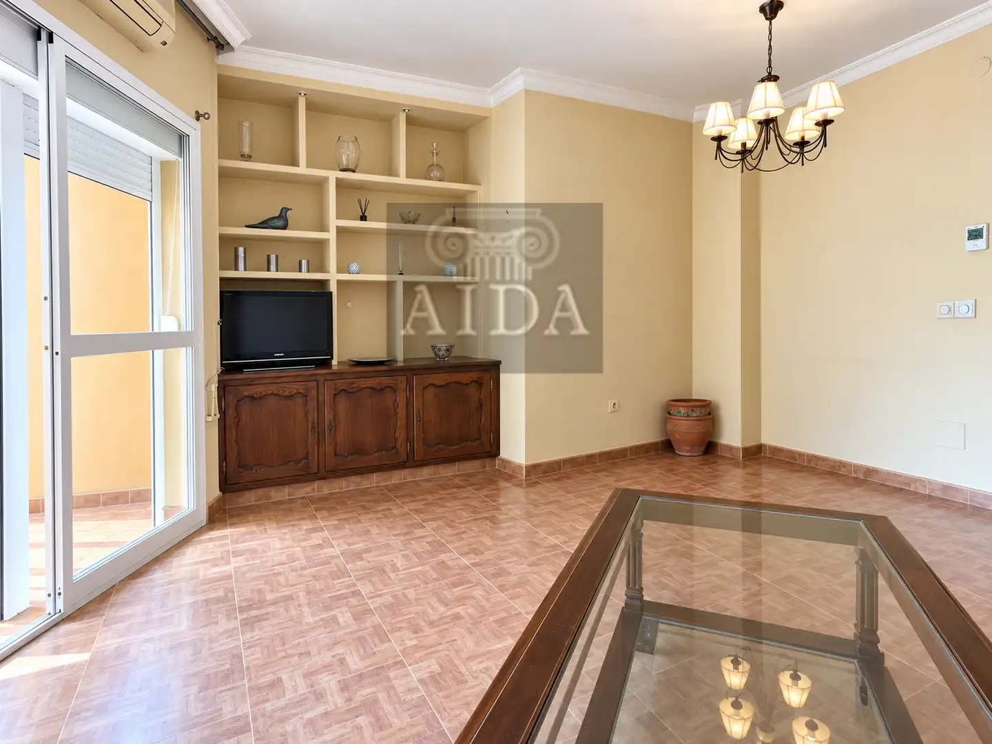 Sala d'estar de Pis en venda en Estepona amb Aire condicionat i Terrassa