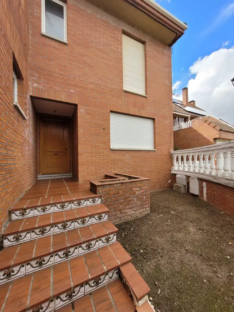 Vista exterior de Casa adosada en venda en Carrascal de Barregas amb Calefacció, Jardí privat i Parquet