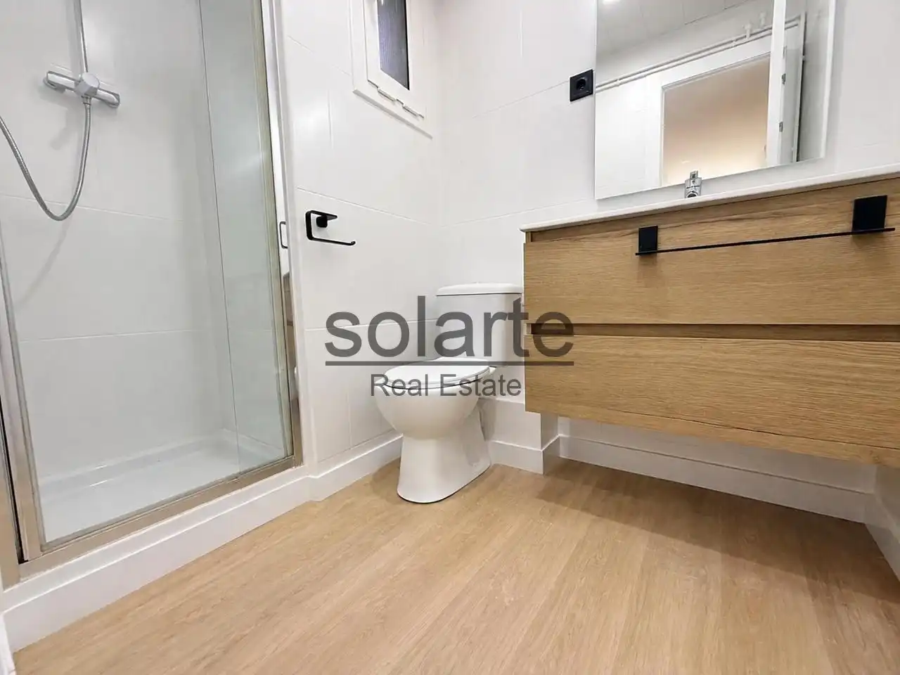 Bathroom of Flat for sale in L'Hospitalet de Llobregat  with Parquet flooring