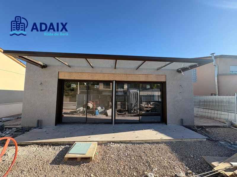 Vista exterior de Casa o xalet en venda en Roda de Berà amb Terrassa, Piscina i Alarma