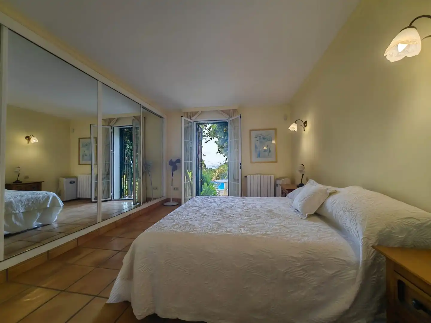 Dormitori de Casa o xalet en venda en Estepona amb Aire condicionat, Jardí privat i Terrassa