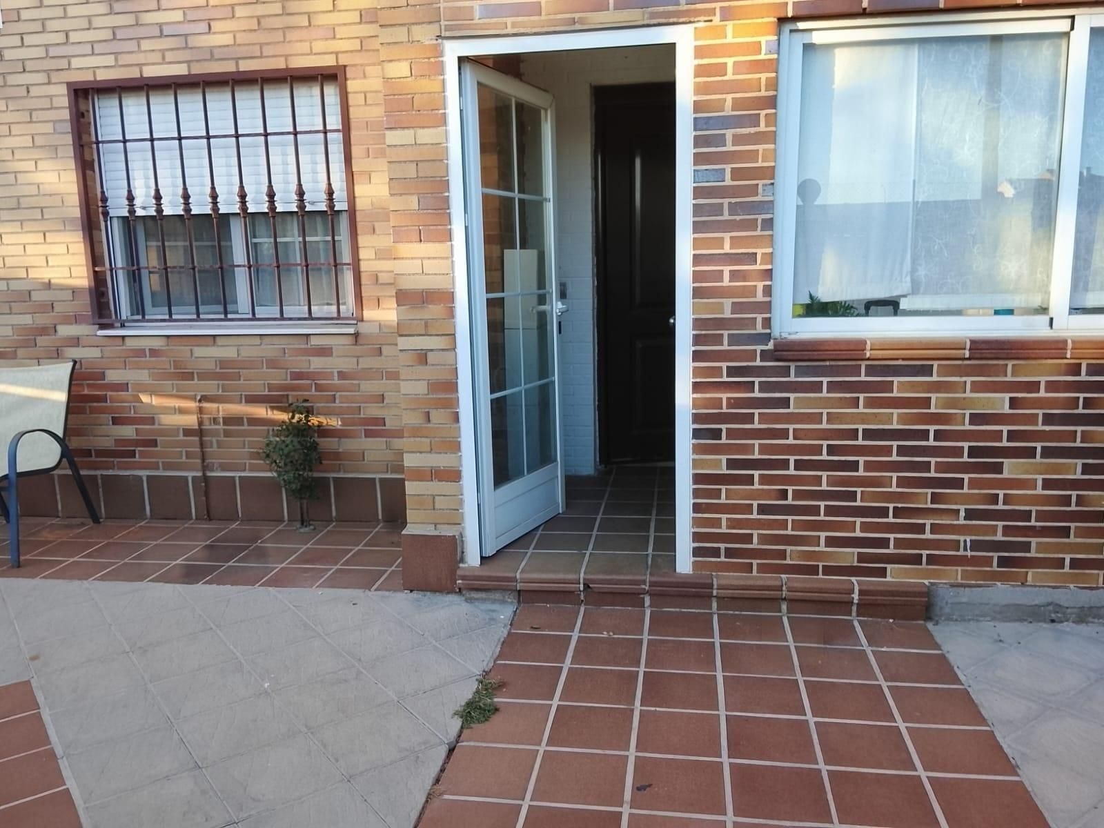 Casa adosada en venda en Cedillo del Condado amb Calefacció i Jardí privat