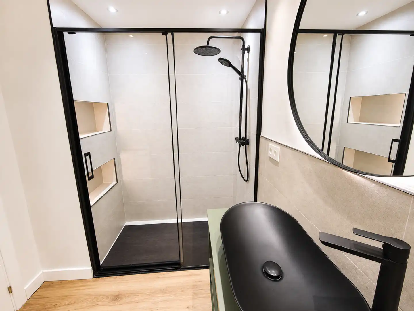 Badezimmer von Wohnung zum Verkauf in Manilva mit Klimaanlage, Terrasse und Möbliert