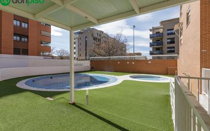 Swimming pool of Flat for sale in  Granada Capital