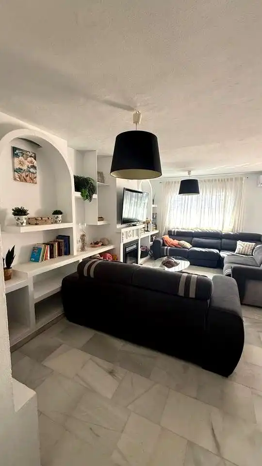 Sala de estar de Casa adosada en venta en Málaga con Aire acondicionado y Piscina comunitaria