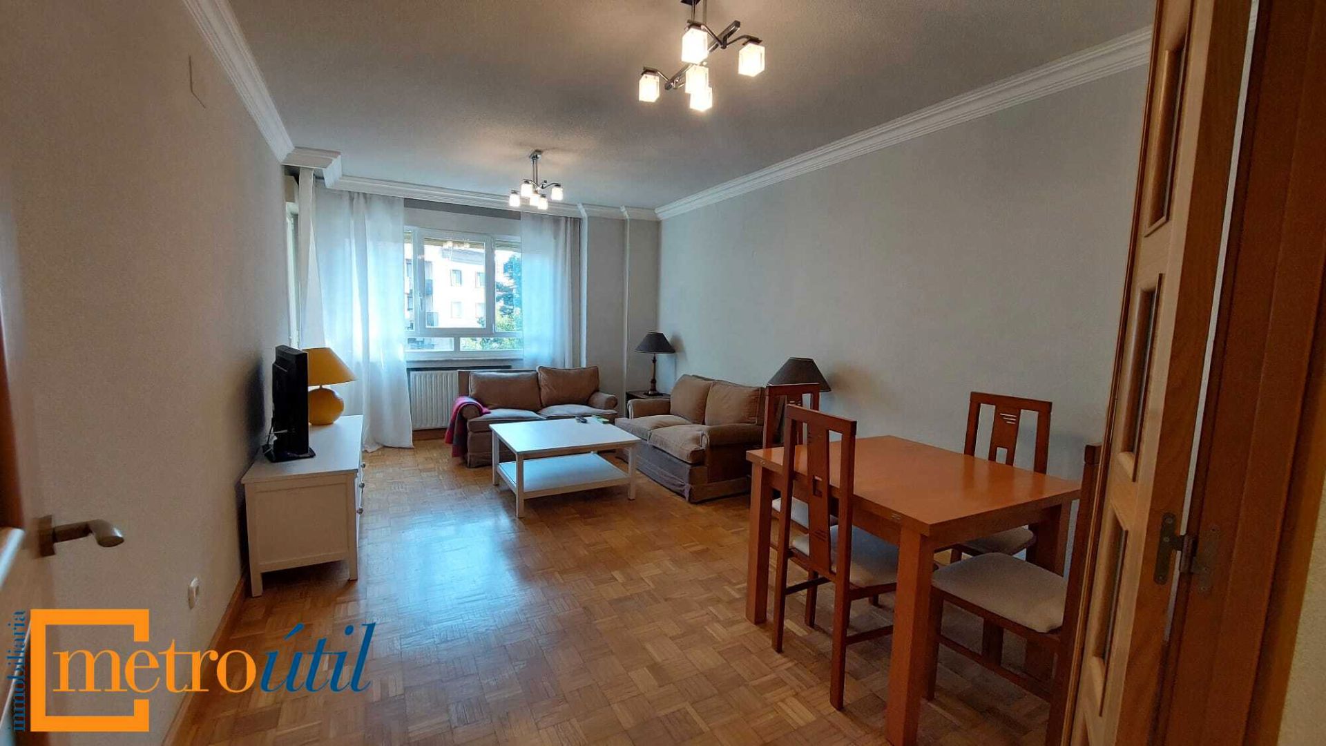 Living room of Flat to rent in Salamanca Capital  with Heating, Parquet flooring and Furnished