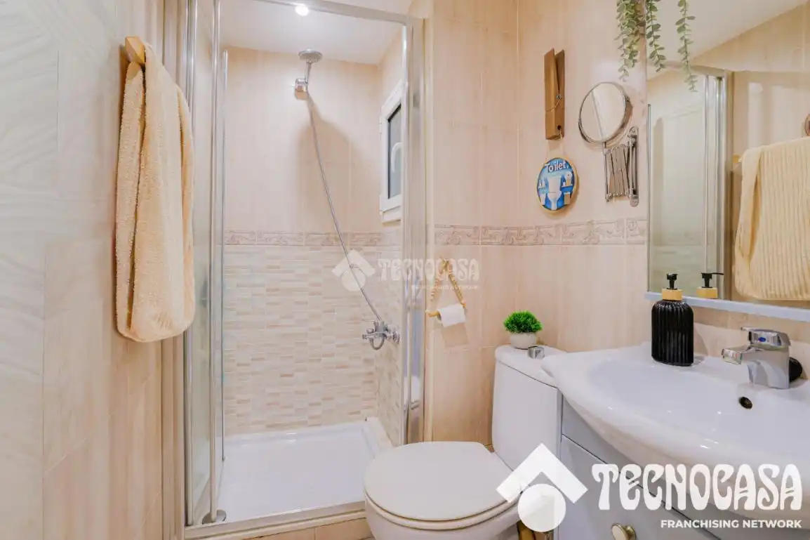 Bathroom of Flat for sale in Barcelona  with Air Conditioner