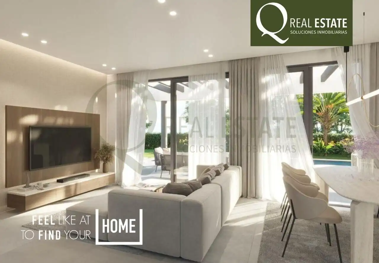 Terraced house with pool for sale in Calle Calle Praga 52