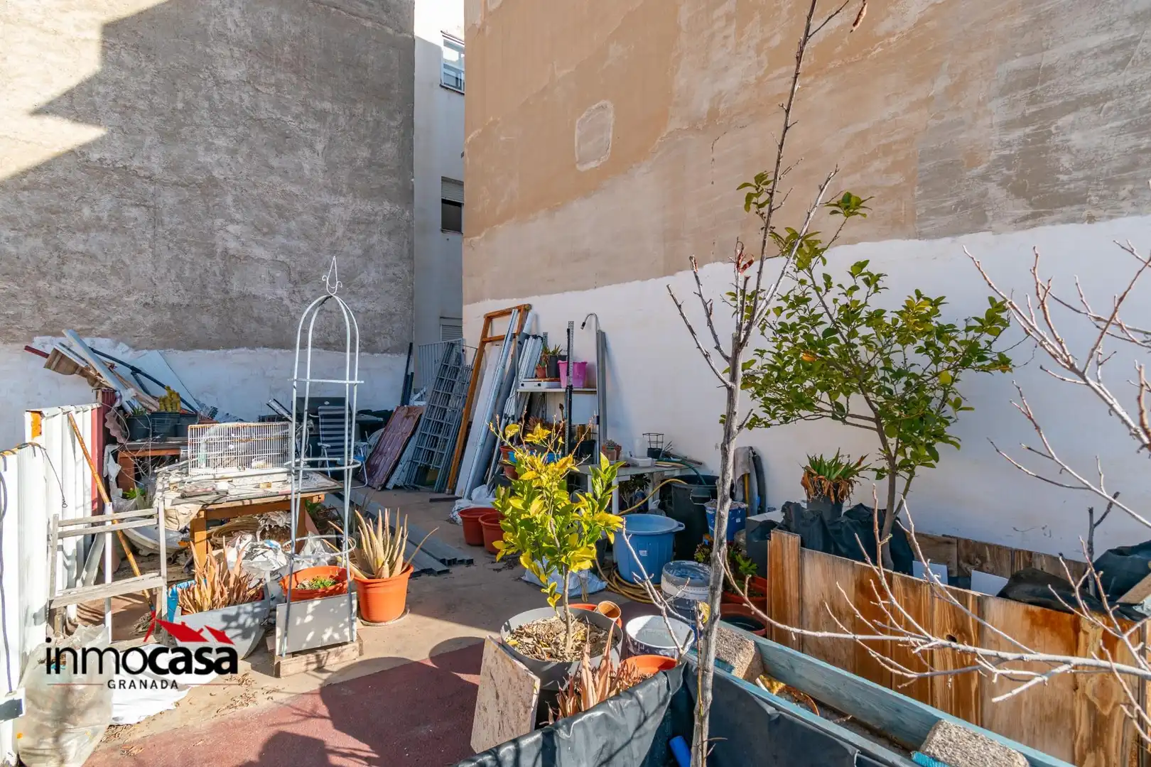 Vista exterior de Edificio en venta en Granada