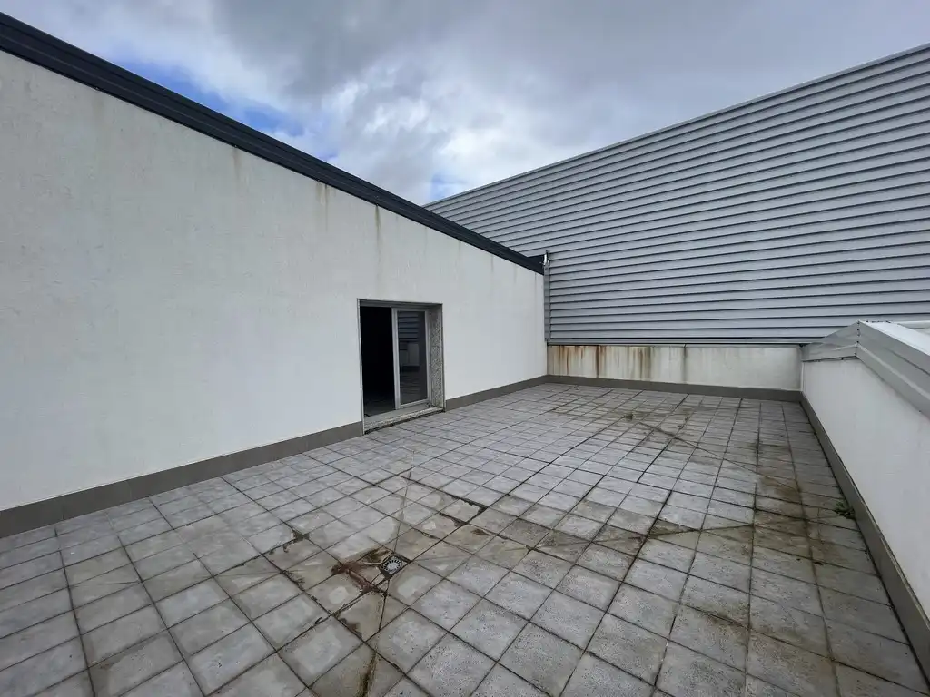 Vista exterior de Nave industrial en venta en Santiago de Compostela 