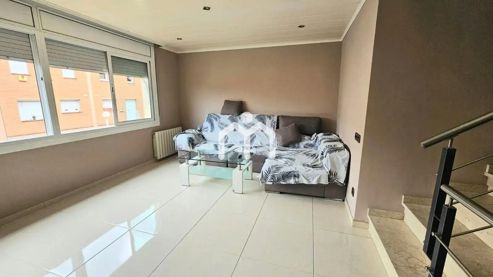 Sala d'estar de Casa adosada en venda en Badalona amb Calefacció, Terrassa i Traster