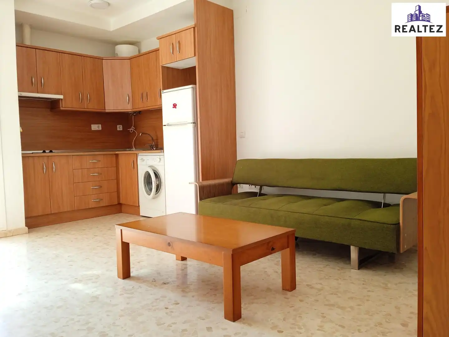 Sala de estar de Apartamento de alquiler en Roquetas de Mar con Terraza, Amueblado y Piscina comunitaria