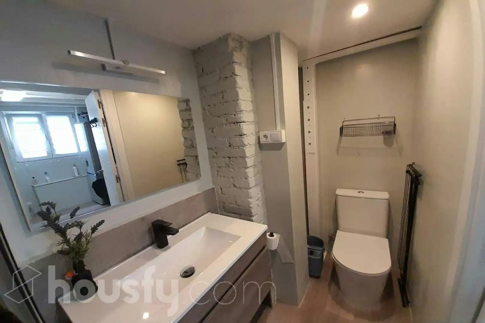 Bathroom of Flat for rent in Madrid  with Air Conditioner, Heating and Furnished