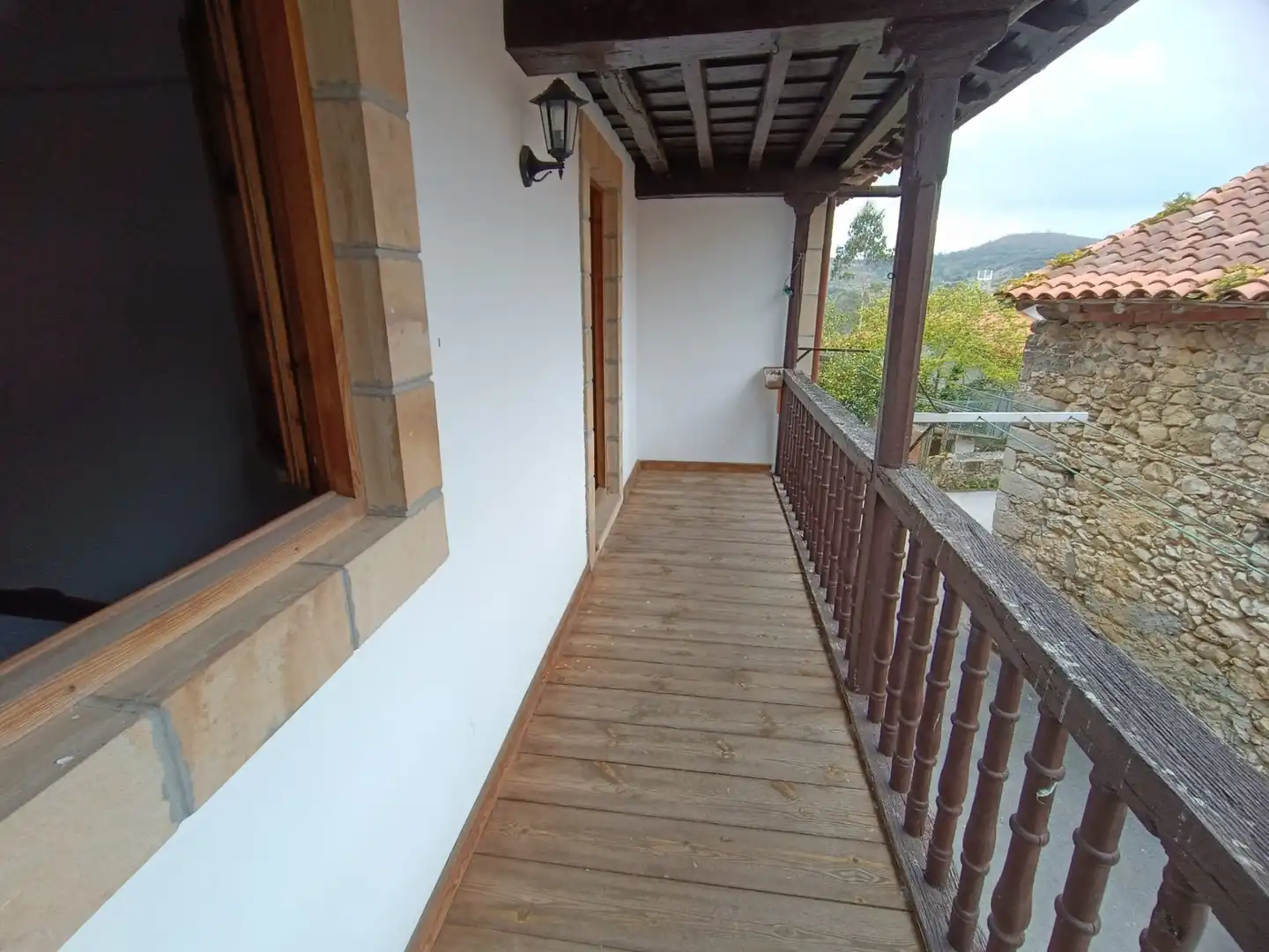 Terrasse von Einfamilien-Reihenhaus zum Verkauf in Valdáliga mit Heizung, Abstellraum und Balkon