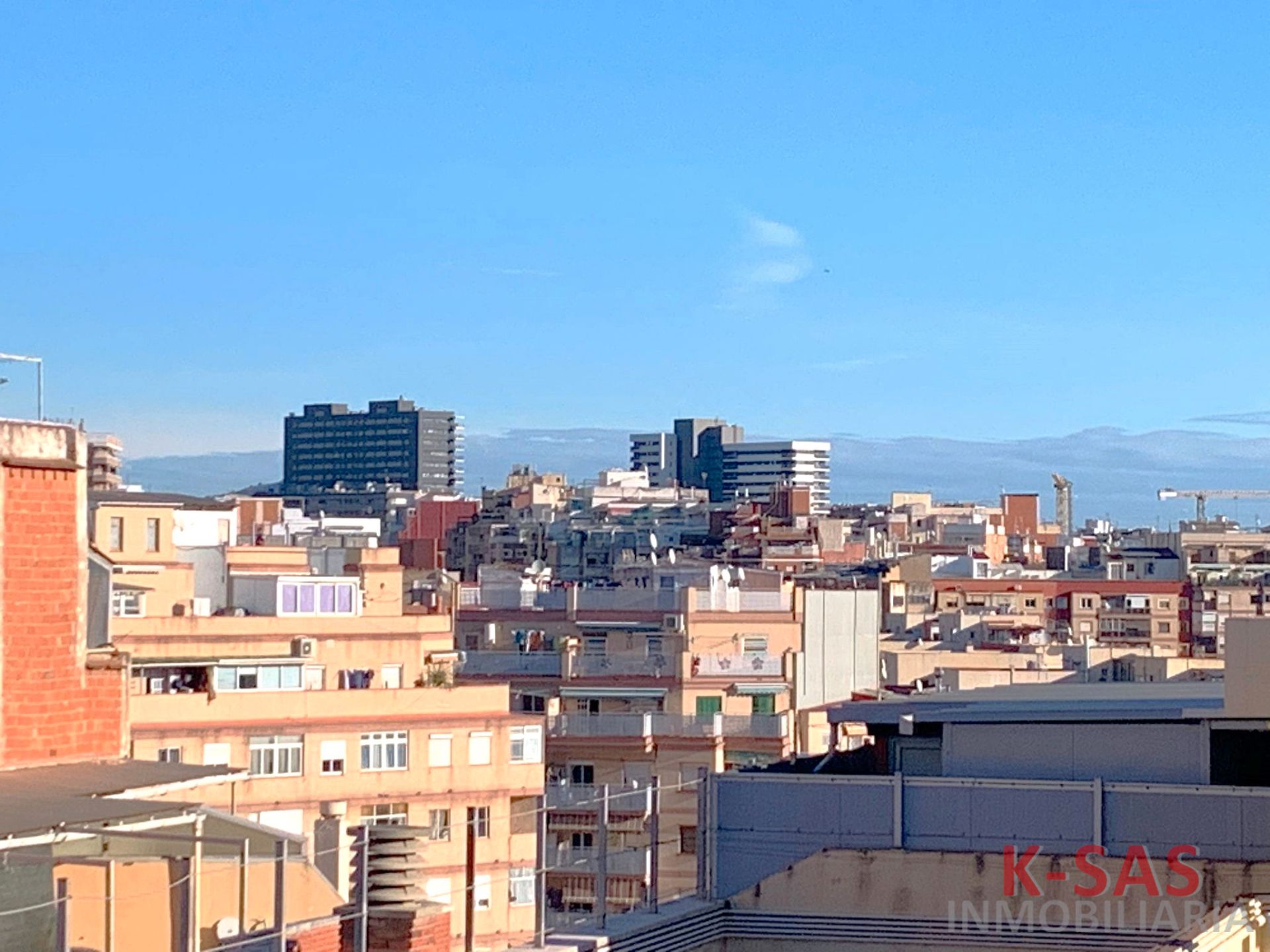 Vista exterior de Àtic en venda en L'Hospitalet de Llobregat amb Aire condicionat i Terrassa