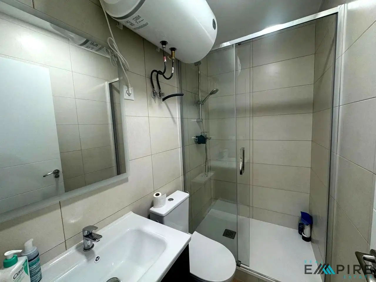 Baño de Piso para compartir en Parla con Aire acondicionado y Calefacción