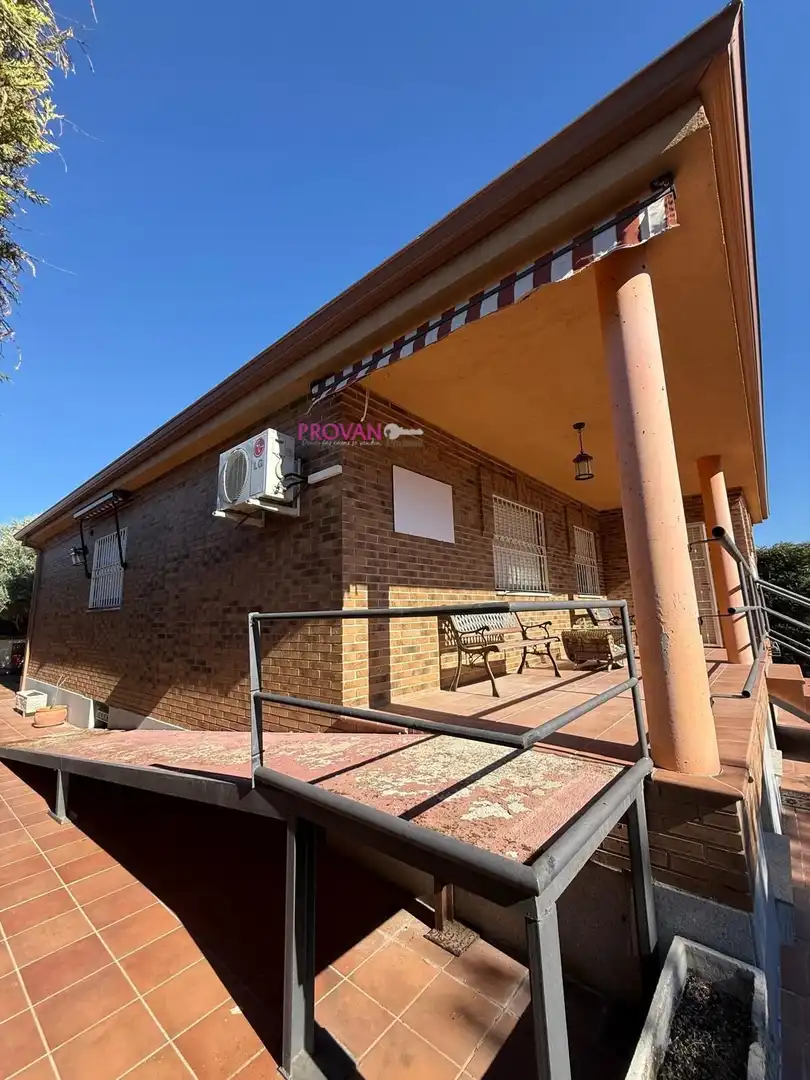 Vista exterior de Casa o chalet en venta en Torres de la Alameda con Aire acondicionado, Calefacción y Terraza