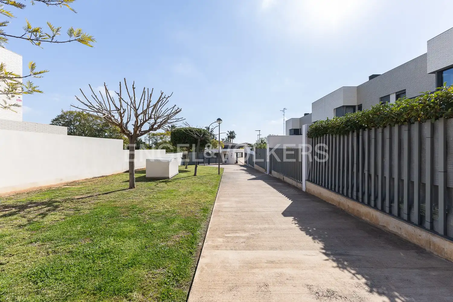 Vista exterior de Casa o xalet en venda en Paterna amb Aire condicionat, Calefacció i Jardí privat