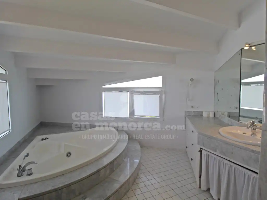Bany de Casa o xalet en venda en Es Castell amb Aire condicionat, Calefacció i Jardí privat
