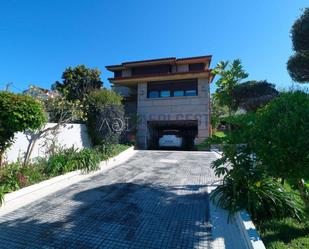 Vista exterior de Casa o xalet en venda en Vigo  amb Piscina