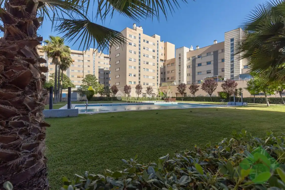 Vista exterior de Piso en venta en Granada con Aire acondicionado, Calefacción y Piscina comunitaria