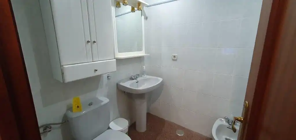 Badezimmer von Wohnung zur Miete in Petrer mit Möbliert, Ofen und Waschmaschine